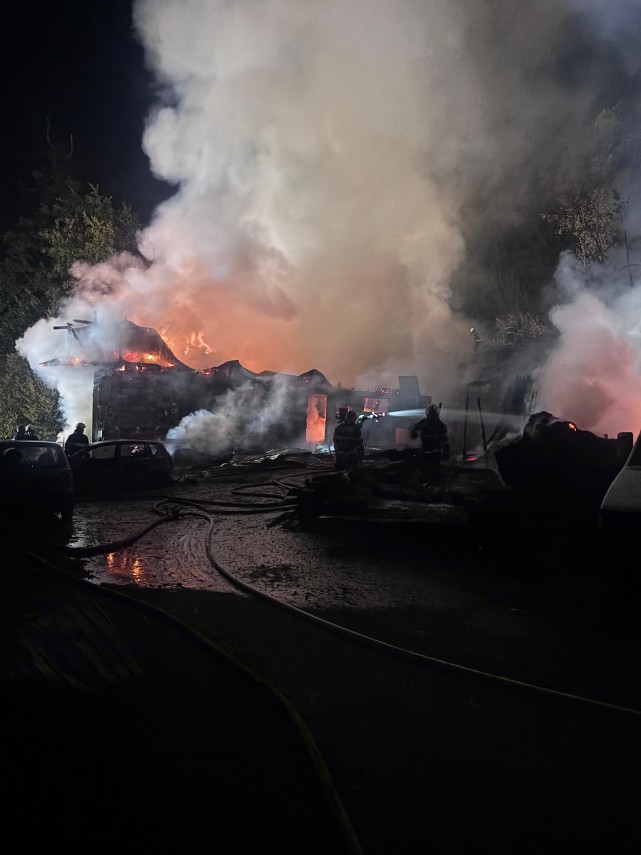 foto incendiu devastator la mai multe anexe ale manastirii bisericani din judetul neamt focul ar fi fost foto incendiu devastator la mai multe anexe ale manastirii bisericani din judetul neamt focul ar fi fost