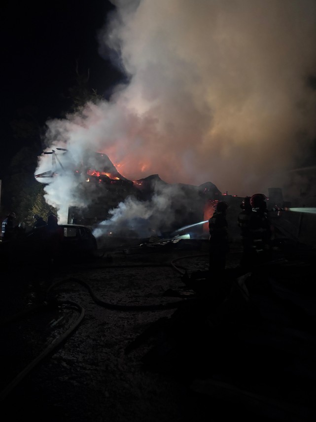 foto incendiu devastator la mai multe anexe ale manastirii bisericani din judetul neamt focul ar fi fost foto incendiu devastator la mai multe anexe ale manastirii bisericani din judetul neamt focul ar fi fost