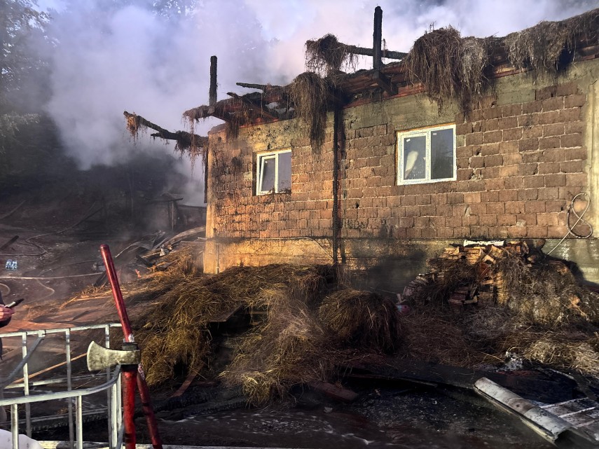 foto incendiu devastator la mai multe anexe ale manastirii bisericani din judetul neamt focul ar fi fost foto incendiu devastator la mai multe anexe ale manastirii bisericani din judetul neamt focul ar fi fost