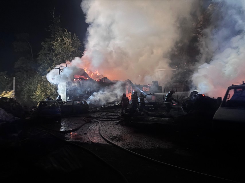 foto incendiu devastator la mai multe anexe ale manastirii bisericani din judetul neamt focul ar fi fost foto incendiu devastator la mai multe anexe ale manastirii bisericani din judetul neamt focul ar fi fost