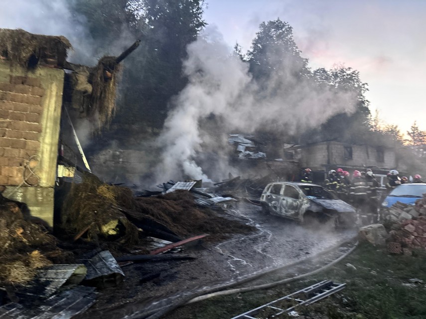 foto incendiu devastator la mai multe anexe ale manastirii bisericani din judetul neamt focul ar fi fost foto incendiu devastator la mai multe anexe ale manastirii bisericani din judetul neamt focul ar fi fost