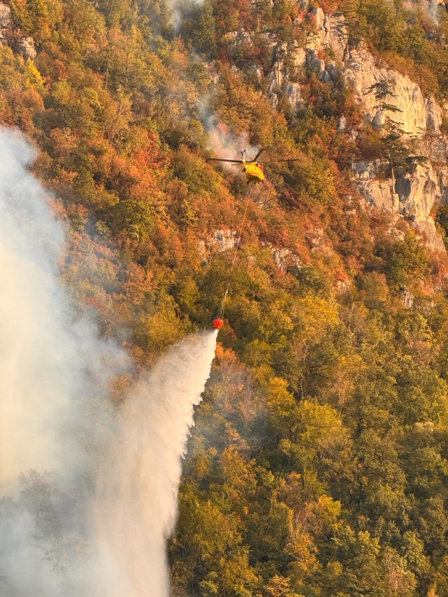 foto incendiul din parcul national domogled valea cernei continua sa mobilizeze peste 130 de forte de foto incendiul din parcul national domogled valea cernei continua sa mobilizeze peste 130 de forte de