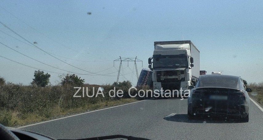stiri constanta azi foto tir rasturnat pe dn22 intre piatra si lumina 955559 stiri constanta azi foto tir rasturnat pe dn22 intre piatra si lumina 955559