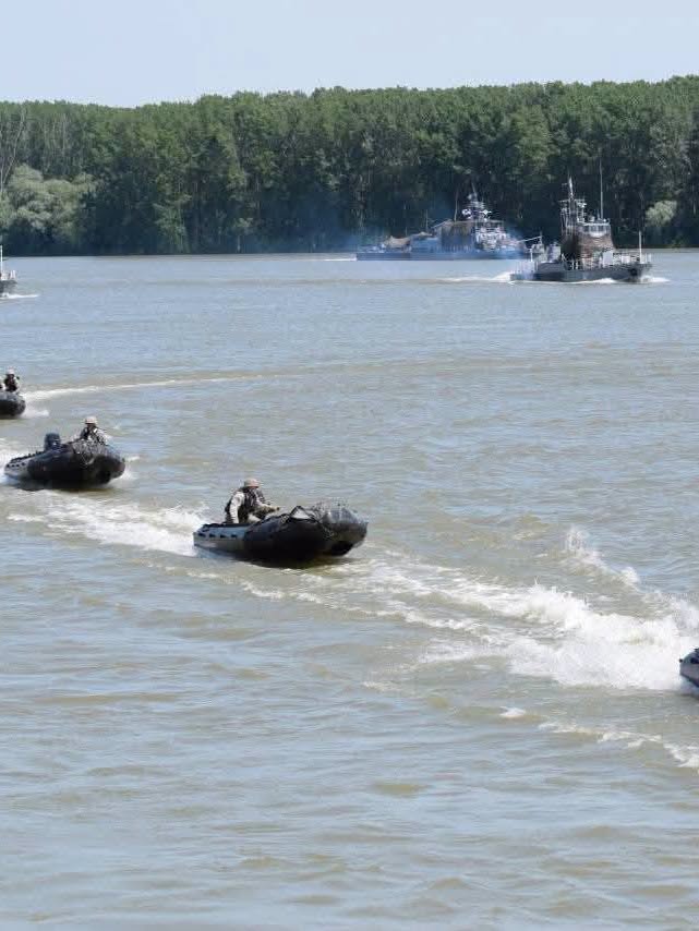 foto exercitiu pe bratul sfantu gheorghe la gurile de varsare ale dunarii peste 20 de nave si ambarcatiuni foto exercitiu pe bratul sfantu gheorghe la gurile de varsare ale dunarii peste 20 de nave si ambarcatiuni