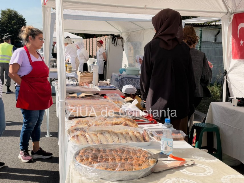 foto video festivalul sarmalutelor prima editie are loc astazi la cumpana o sarbatoare a gustului si foto video festivalul sarmalutelor prima editie are loc astazi la cumpana o sarbatoare a gustului si