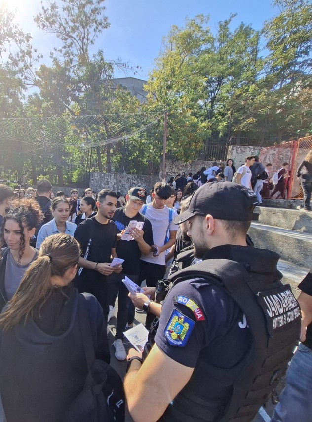foto jandarmii din tulcea in dialog cu elevii liceului ion creanga despre siguranta si prevenirea faptelor foto jandarmii din tulcea in dialog cu elevii liceului ion creanga despre siguranta si prevenirea faptelor