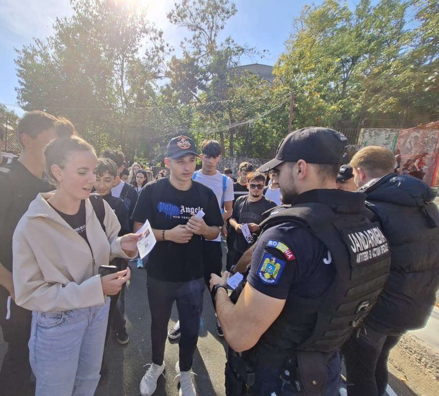 foto jandarmii din tulcea in dialog cu elevii liceului ion creanga despre siguranta si prevenirea faptelor foto jandarmii din tulcea in dialog cu elevii liceului ion creanga despre siguranta si prevenirea faptelor