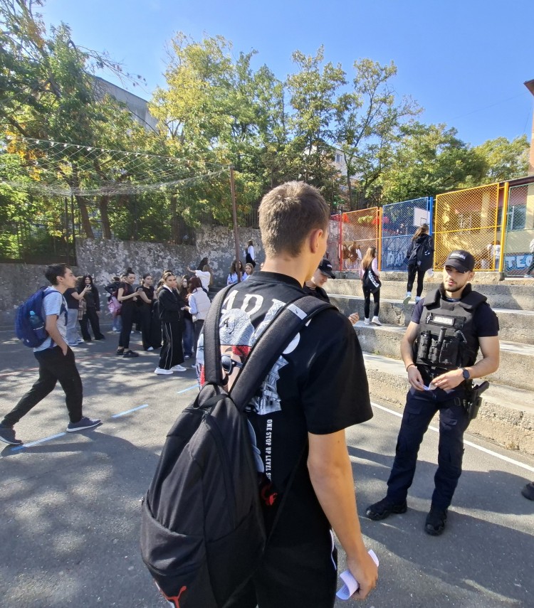 foto jandarmii din tulcea in dialog cu elevii liceului ion creanga despre siguranta si prevenirea faptelor foto jandarmii din tulcea in dialog cu elevii liceului ion creanga despre siguranta si prevenirea faptelor