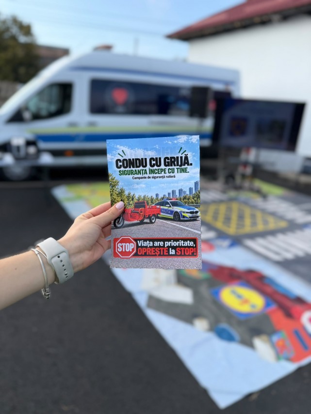 foto politistii din tulcea actiune de educatie rutiera la sarichioi biciclistii si utilizatorii de trotinete foto politistii din tulcea actiune de educatie rutiera la sarichioi biciclistii si utilizatorii de trotinete