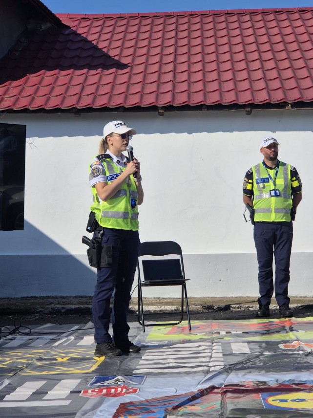 foto politistii din tulcea actiune de educatie rutiera la sarichioi biciclistii si utilizatorii de trotinete foto politistii din tulcea actiune de educatie rutiera la sarichioi biciclistii si utilizatorii de trotinete