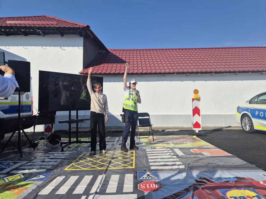 foto politistii din tulcea actiune de educatie rutiera la sarichioi biciclistii si utilizatorii de trotinete foto politistii din tulcea actiune de educatie rutiera la sarichioi biciclistii si utilizatorii de trotinete
