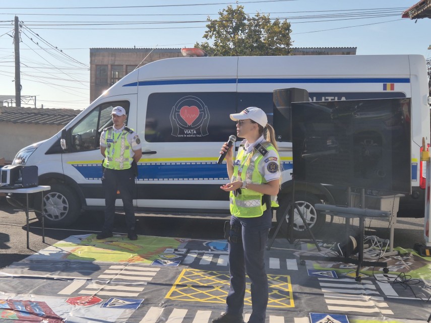 foto politistii din tulcea actiune de educatie rutiera la sarichioi biciclistii si utilizatorii de trotinete foto politistii din tulcea actiune de educatie rutiera la sarichioi biciclistii si utilizatorii de trotinete