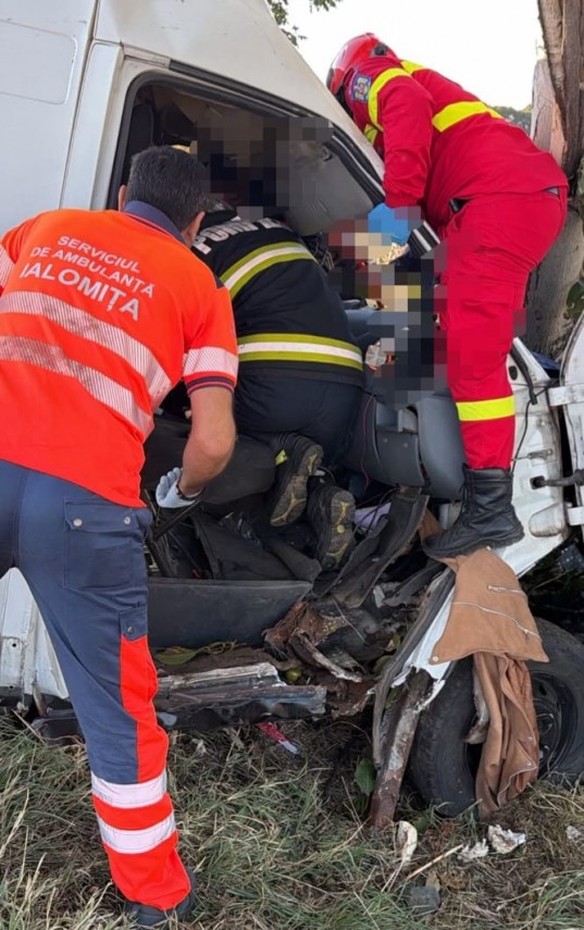 foto accident grav in iazu judetul ialomita patru persoane ranite dupa impactul dintre doua autoutilitare foto accident grav in iazu judetul ialomita patru persoane ranite dupa impactul dintre doua autoutilitare