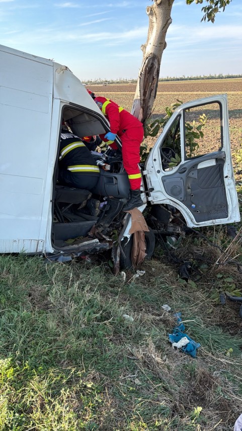 foto accident grav in iazu judetul ialomita patru persoane ranite dupa impactul dintre doua autoutilitare foto accident grav in iazu judetul ialomita patru persoane ranite dupa impactul dintre doua autoutilitare
