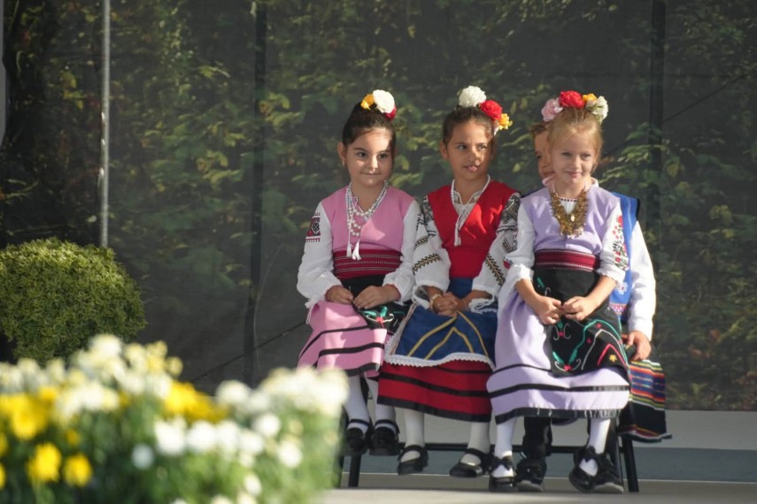 foto festivalul sarmalutelor de la cumpana continua cu muzica dansuri si preparate traditionale astazi foto festivalul sarmalutelor de la cumpana continua cu muzica dansuri si preparate traditionale astazi