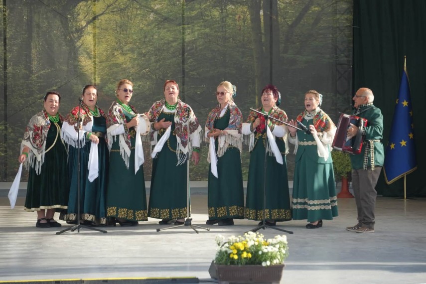 foto festivalul sarmalutelor de la cumpana continua cu muzica dansuri si preparate traditionale astazi foto festivalul sarmalutelor de la cumpana continua cu muzica dansuri si preparate traditionale astazi