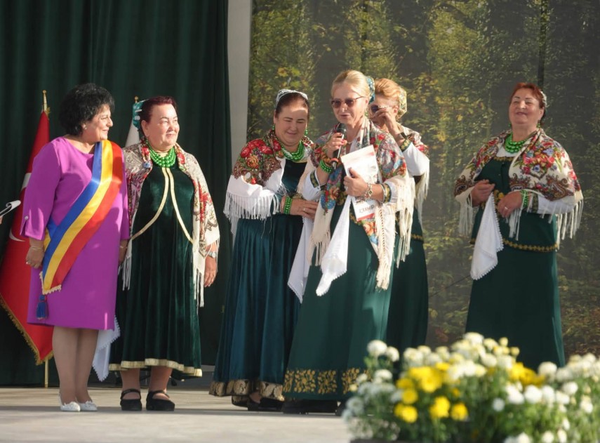 foto festivalul sarmalutelor de la cumpana continua cu muzica dansuri si preparate traditionale astazi foto festivalul sarmalutelor de la cumpana continua cu muzica dansuri si preparate traditionale astazi