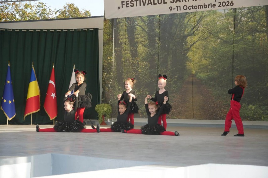 foto festivalul sarmalutelor de la cumpana continua cu muzica dansuri si preparate traditionale astazi foto festivalul sarmalutelor de la cumpana continua cu muzica dansuri si preparate traditionale astazi