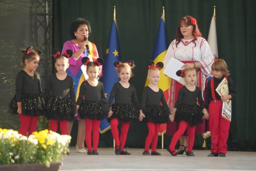 foto festivalul sarmalutelor de la cumpana continua cu muzica dansuri si preparate traditionale astazi foto festivalul sarmalutelor de la cumpana continua cu muzica dansuri si preparate traditionale astazi