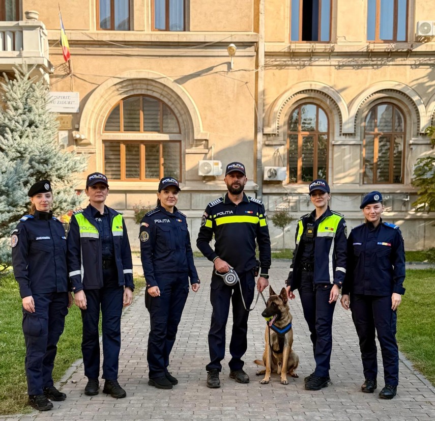 foto politia romana intensifica actiunile in scoli peste 2 300 de activitati de prevenire intr o singura foto politia romana intensifica actiunile in scoli peste 2 300 de activitati de prevenire intr o singura