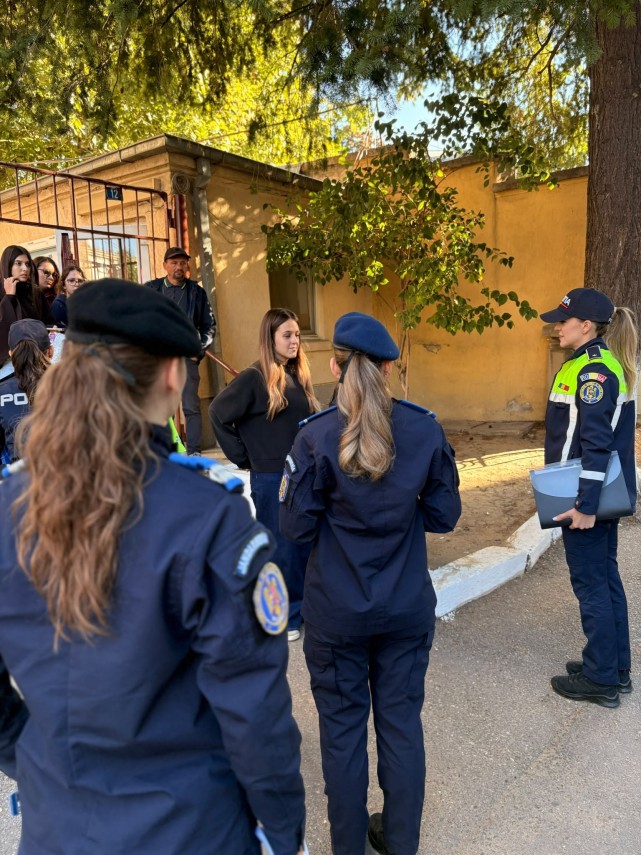 foto politia romana intensifica actiunile in scoli peste 2 300 de activitati de prevenire intr o singura foto politia romana intensifica actiunile in scoli peste 2 300 de activitati de prevenire intr o singura