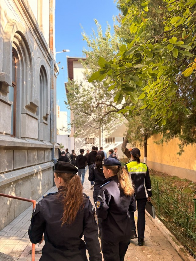 foto politia romana intensifica actiunile in scoli peste 2 300 de activitati de prevenire intr o singura foto politia romana intensifica actiunile in scoli peste 2 300 de activitati de prevenire intr o singura