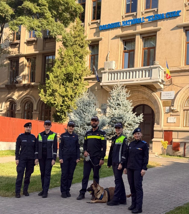 foto politia romana intensifica actiunile in scoli peste 2 300 de activitati de prevenire intr o singura foto politia romana intensifica actiunile in scoli peste 2 300 de activitati de prevenire intr o singura