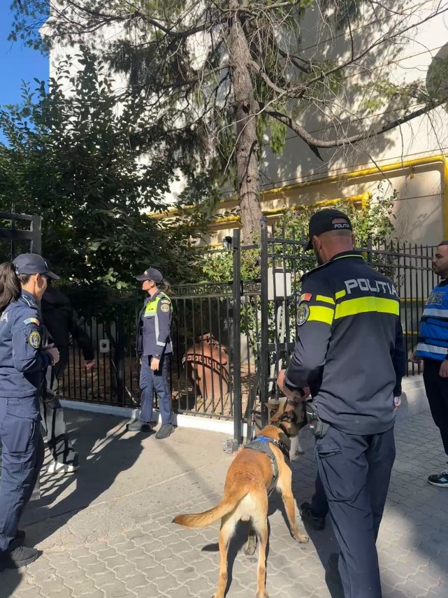 foto politia romana intensifica actiunile in scoli peste 2 300 de activitati de prevenire intr o singura foto politia romana intensifica actiunile in scoli peste 2 300 de activitati de prevenire intr o singura