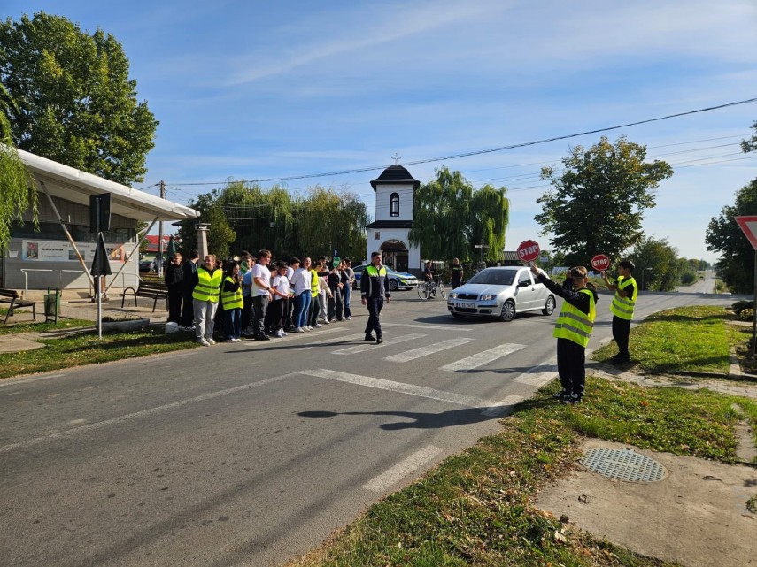 foto politia romana intensifica actiunile in scoli peste 2 300 de activitati de prevenire intr o singura foto politia romana intensifica actiunile in scoli peste 2 300 de activitati de prevenire intr o singura