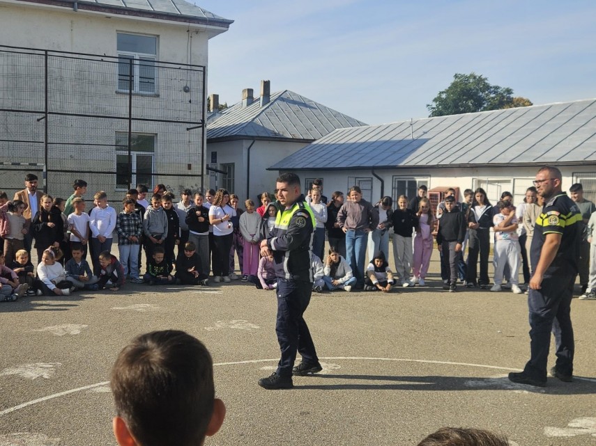foto politia romana intensifica actiunile in scoli peste 2 300 de activitati de prevenire intr o singura foto politia romana intensifica actiunile in scoli peste 2 300 de activitati de prevenire intr o singura