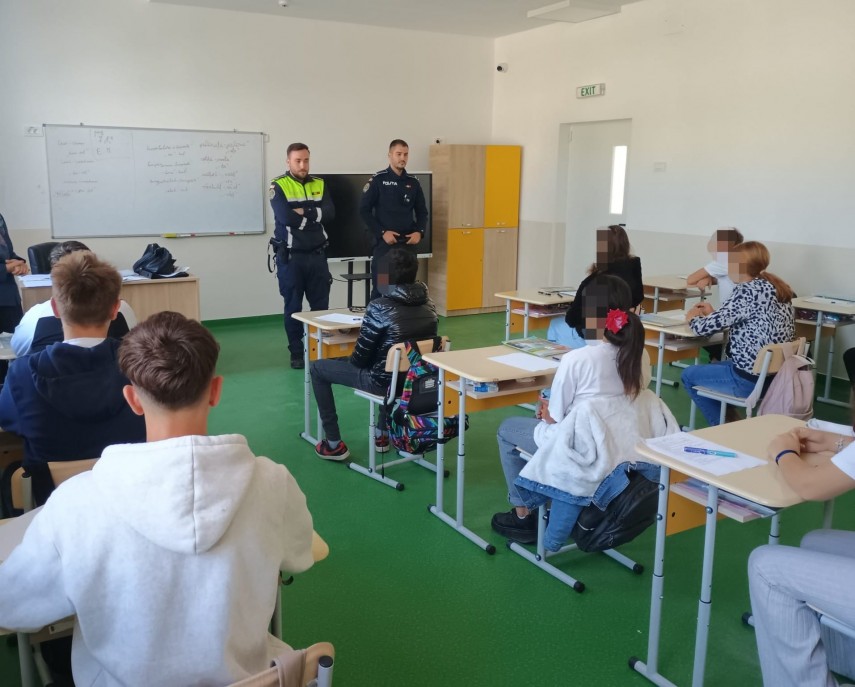 foto politia romana intensifica actiunile in scoli peste 2 300 de activitati de prevenire intr o singura foto politia romana intensifica actiunile in scoli peste 2 300 de activitati de prevenire intr o singura