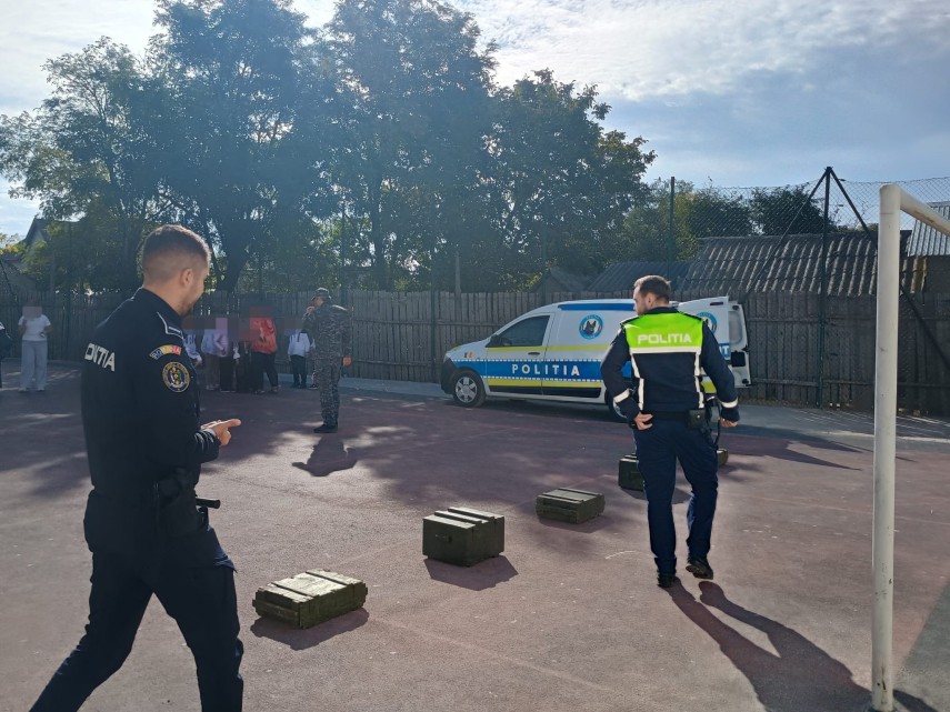 foto politia romana intensifica actiunile in scoli peste 2 300 de activitati de prevenire intr o singura foto politia romana intensifica actiunile in scoli peste 2 300 de activitati de prevenire intr o singura