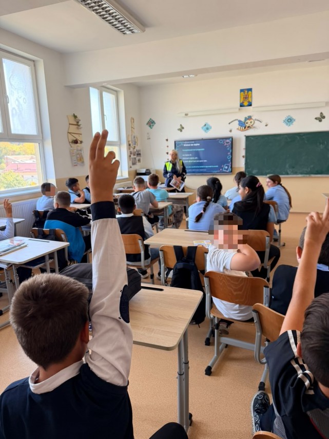 foto politia romana intensifica actiunile in scoli peste 2 300 de activitati de prevenire intr o singura foto politia romana intensifica actiunile in scoli peste 2 300 de activitati de prevenire intr o singura
