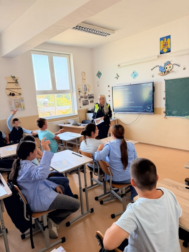 foto politia romana intensifica actiunile in scoli peste 2 300 de activitati de prevenire intr o singura foto politia romana intensifica actiunile in scoli peste 2 300 de activitati de prevenire intr o singura