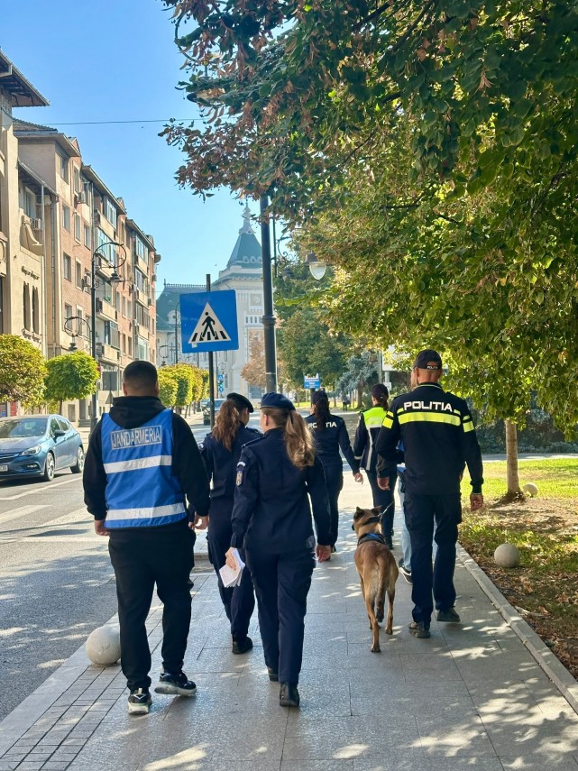 foto politia romana intensifica actiunile in scoli peste 2 300 de activitati de prevenire intr o singura foto politia romana intensifica actiunile in scoli peste 2 300 de activitati de prevenire intr o singura