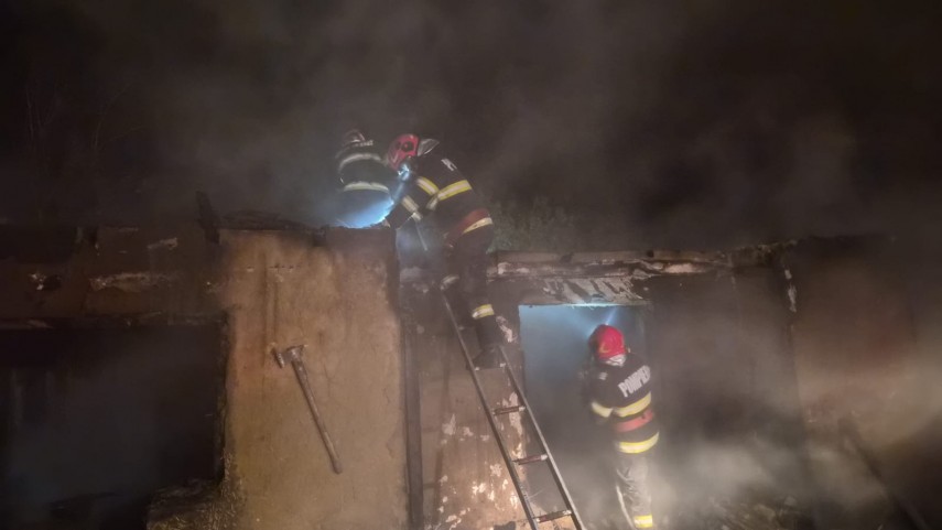 tulcea pompierii din macin interventie in toiul noptii flacarile au cuprins acoperisul unei case din tulcea pompierii din macin interventie in toiul noptii flacarile au cuprins acoperisul unei case din