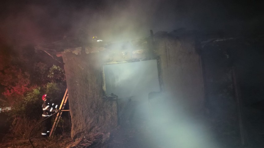 tulcea pompierii din macin interventie in toiul noptii flacarile au cuprins acoperisul unei case din tulcea pompierii din macin interventie in toiul noptii flacarile au cuprins acoperisul unei case din