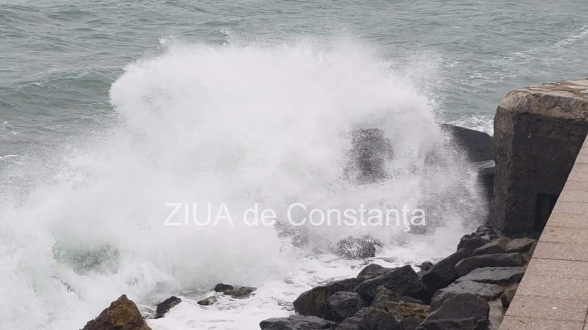 foto video spectacol al naturii pe litoral valuri mari pe faleza cazinoului din constanta 956469 foto video spectacol al naturii pe litoral valuri mari pe faleza cazinoului din constanta 956469