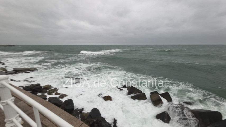 foto video spectacol al naturii pe litoral valuri mari pe faleza cazinoului din constanta 956469 foto video spectacol al naturii pe litoral valuri mari pe faleza cazinoului din constanta 956469