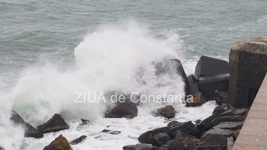 foto video spectacol al naturii pe litoral valuri mari pe faleza cazinoului din constanta 956469 foto video spectacol al naturii pe litoral valuri mari pe faleza cazinoului din constanta 956469