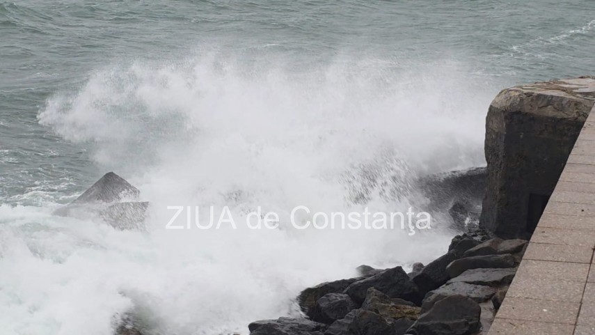 foto video spectacol al naturii pe litoral valuri mari pe faleza cazinoului din constanta 956469 foto video spectacol al naturii pe litoral valuri mari pe faleza cazinoului din constanta 956469