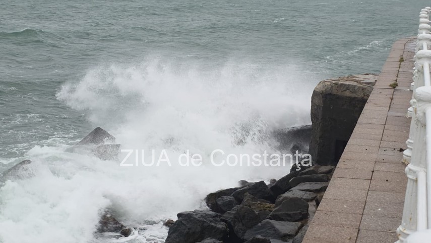 foto video spectacol al naturii pe litoral valuri mari pe faleza cazinoului din constanta 956469 foto video spectacol al naturii pe litoral valuri mari pe faleza cazinoului din constanta 956469