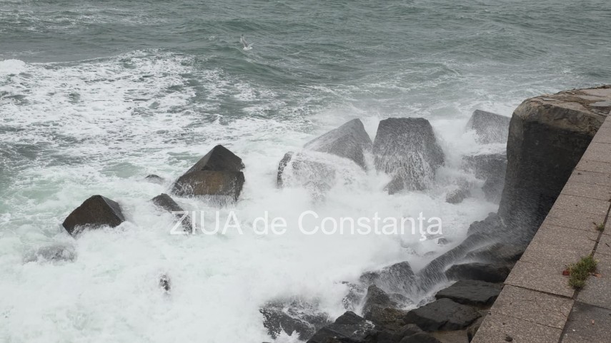 foto video spectacol al naturii pe litoral valuri mari pe faleza cazinoului din constanta 956469 foto video spectacol al naturii pe litoral valuri mari pe faleza cazinoului din constanta 956469