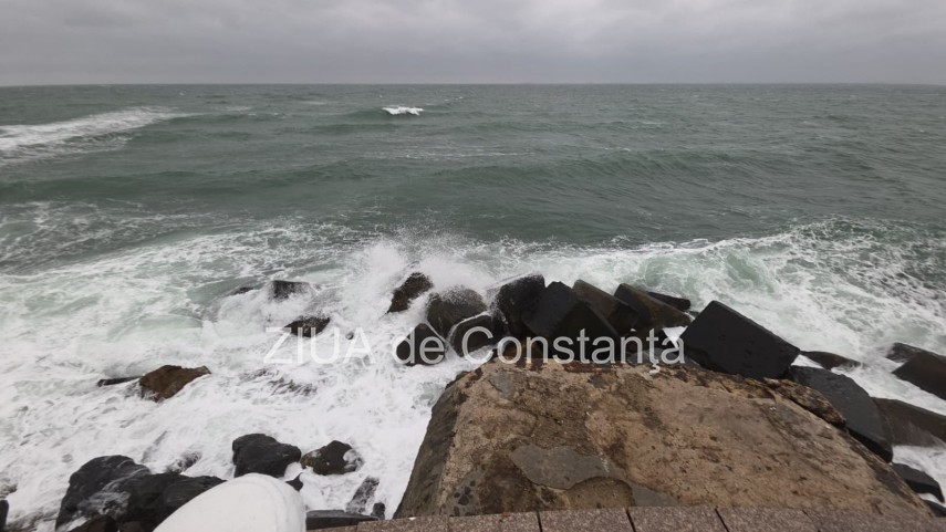 foto video spectacol al naturii pe litoral valuri mari pe faleza cazinoului din constanta 956469 foto video spectacol al naturii pe litoral valuri mari pe faleza cazinoului din constanta 956469