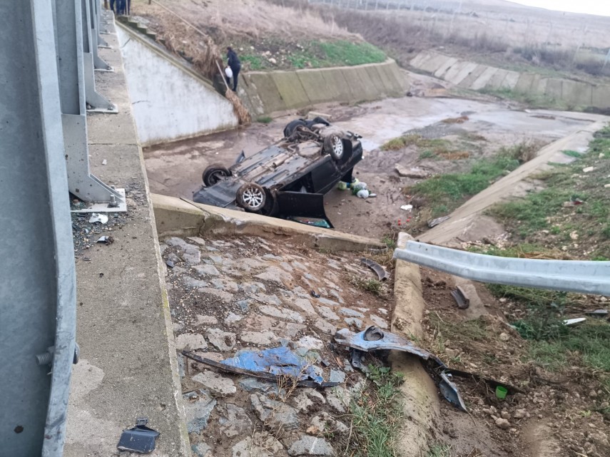 foto stiri constanta accident rutier bizar masina rasturnata in zona grup social sibioara 956528 foto stiri constanta accident rutier bizar masina rasturnata in zona grup social sibioara 956528