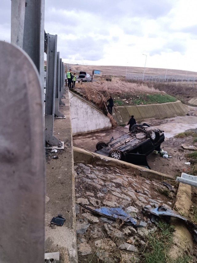 foto stiri constanta accident rutier bizar masina rasturnata in zona grup social sibioara 956528 foto stiri constanta accident rutier bizar masina rasturnata in zona grup social sibioara 956528