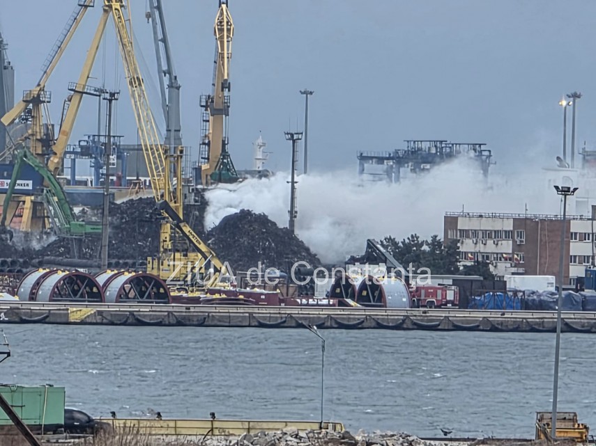 foto video incendiu din portul constanta nu a fost stins nici dupa 24 de ore fumul dens se poate vedea foto video incendiu din portul constanta nu a fost stins nici dupa 24 de ore fumul dens se poate vedea