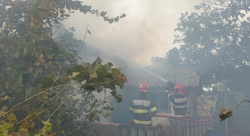 foto video incendiu la o locuinta din nalbant judetul tulcea o persoana salvata din calea flacarilor foto video incendiu la o locuinta din nalbant judetul tulcea o persoana salvata din calea flacarilor