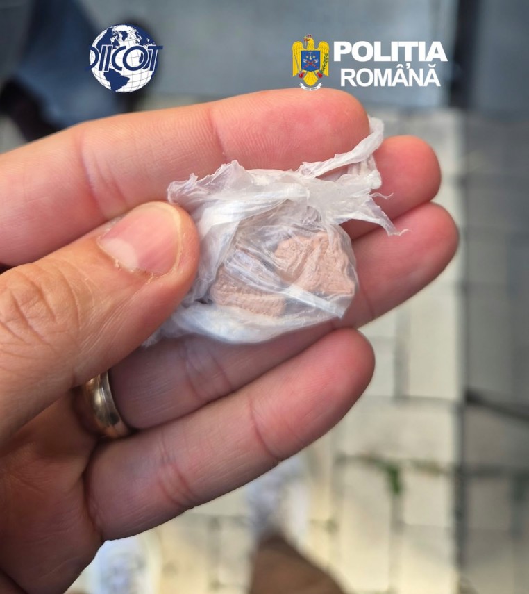 foto elev in varsta de 16 ani retinut pentru trafic de droguri de mare risc adolescentul isi promova foto elev in varsta de 16 ani retinut pentru trafic de droguri de mare risc adolescentul isi promova