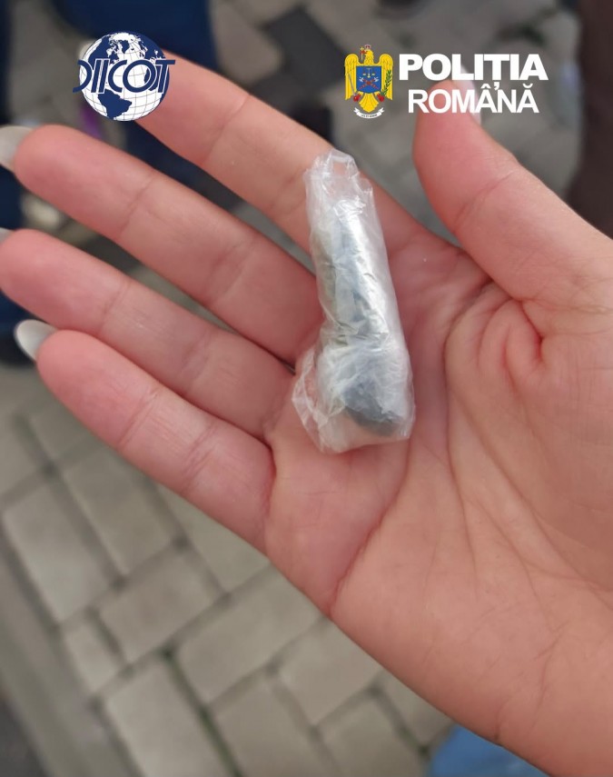 foto elev in varsta de 16 ani retinut pentru trafic de droguri de mare risc adolescentul isi promova foto elev in varsta de 16 ani retinut pentru trafic de droguri de mare risc adolescentul isi promova